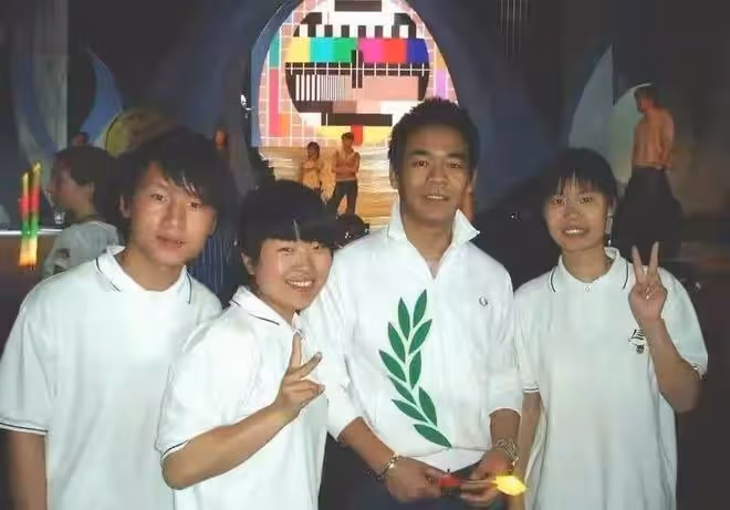 53歲孫浩乘地鐵出門與林丹聚會!頭髮花白無人識,至今未婚無子女