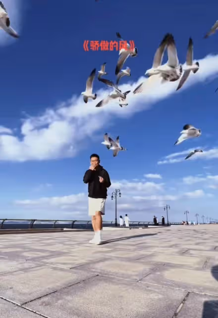 53歲孫浩乘地鐵出門與林丹聚會!頭髮花白無人識,至今未婚無子女