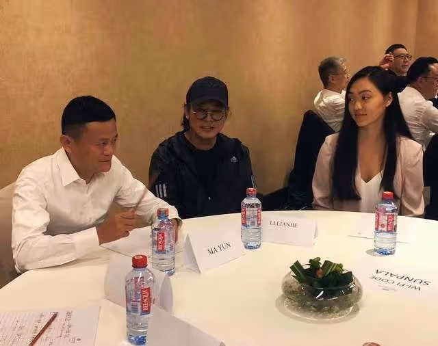 李連杰寺廟靜修21天後現身!一身黑衣佛珠不離手,腳踩布鞋太低調