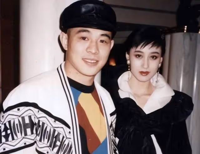 李連杰寺廟靜修21天後現身!一身黑衣佛珠不離手,腳踩布鞋太低調