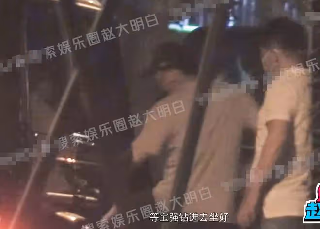 王寶強與女友出行開兩百萬大G,馮清全程顯乖巧,穿短裙白腿吸睛