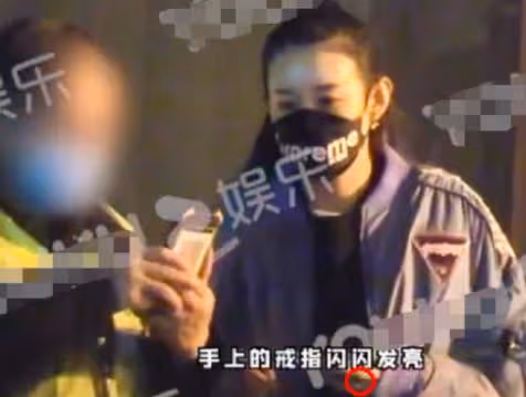 王寶強與女友出行開兩百萬大G,馮清全程顯乖巧,穿短裙白腿吸睛