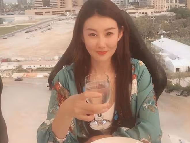 王寶強與女友出行開兩百萬大G,馮清全程顯乖巧,穿短裙白腿吸睛