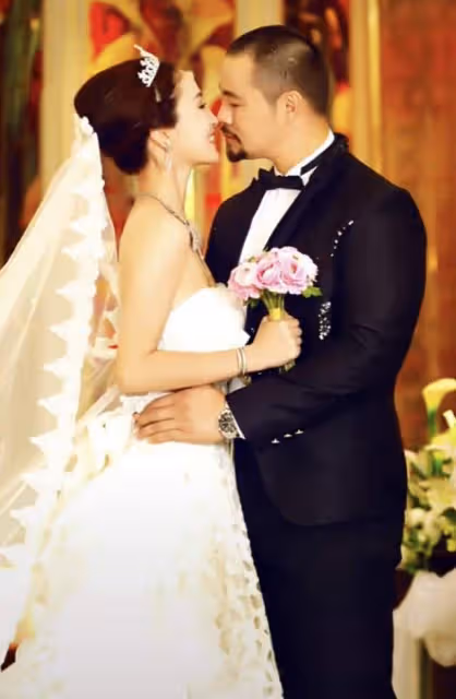 48歲「魯智深」慶結婚16周年,全家福太溫馨,小11歲嬌妻貌美如花