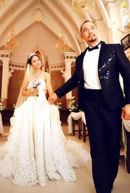 48歲「魯智深」慶結婚16周年,全家福太溫馨,小11歲嬌妻貌美如花