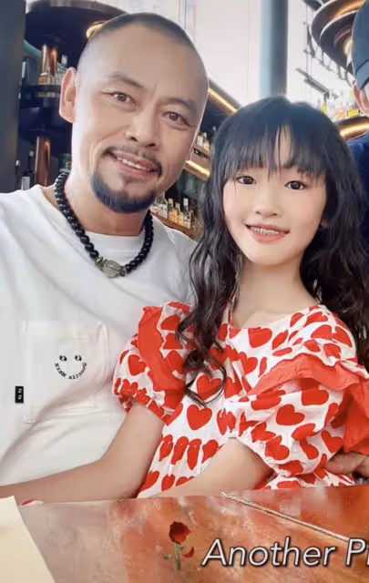48歲「魯智深」慶結婚16周年,全家福太溫馨,小11歲嬌妻貌美如花