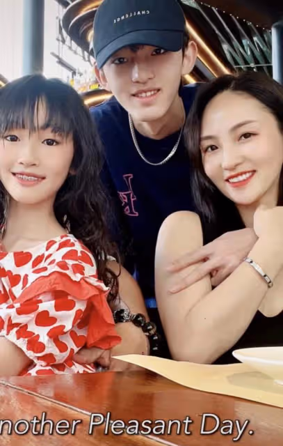 48歲「魯智深」慶結婚16周年,全家福太溫馨,小11歲嬌妻貌美如花