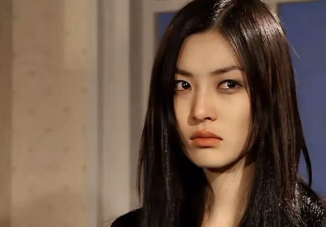 金素妍:18歲美過宋慧喬,靠《頂樓》再度爆紅,贍養已故好友母親15年