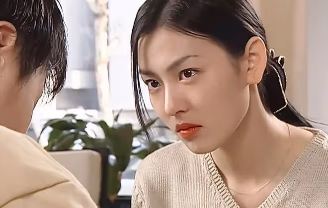 金素妍:18歲美過宋慧喬,靠《頂樓》再度爆紅,贍養已故好友母親15年