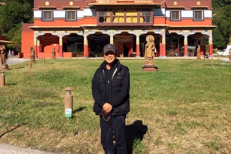 李連杰近照狀態好：手拿串珠拜訪寺廟，完成三周的靜修出關