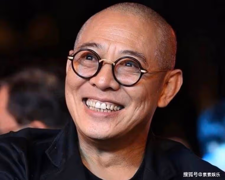 李連杰近照狀態好：手拿串珠拜訪寺廟，完成三周的靜修出關