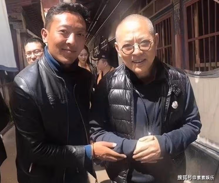 李連杰近照狀態好：手拿串珠拜訪寺廟，完成三周的靜修出關