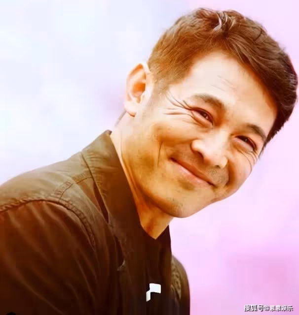 李連杰近照狀態好:手拿串珠拜訪寺廟,完成三周的靜修出關