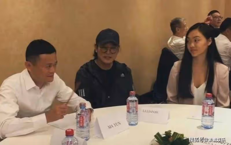 李連杰近照狀態好:手拿串珠拜訪寺廟,完成三周的靜修出關