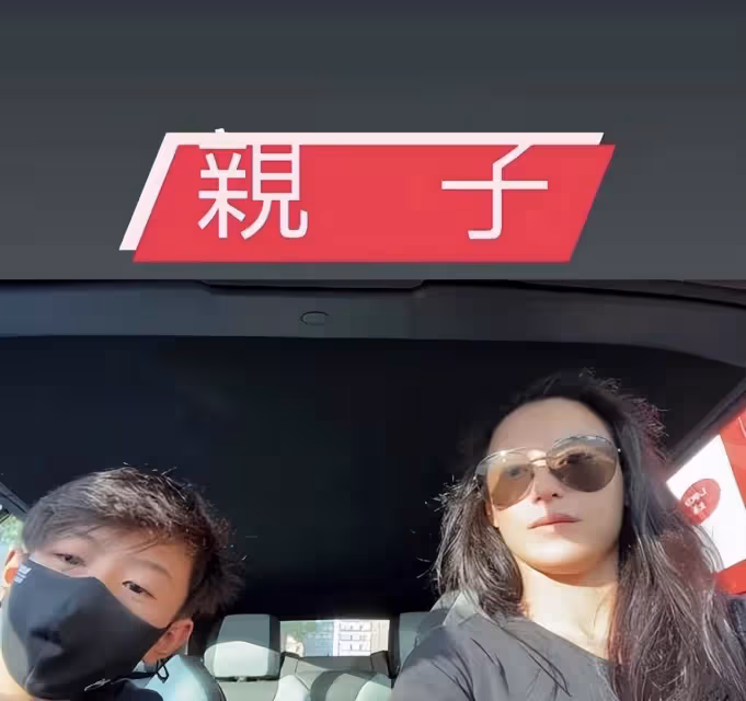張柏芝開豪車送兒子上學!母子倆互動顯溫馨,12歲小Q難掩帥氣,越長越像謝霆鋒