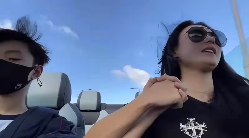 張柏芝開豪車送兒子上學!母子倆互動顯溫馨,12歲小Q難掩帥氣,越長越像謝霆鋒