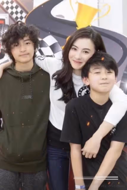 張柏芝開豪車送兒子上學!母子倆互動顯溫馨,12歲小Q難掩帥氣,越長越像謝霆鋒