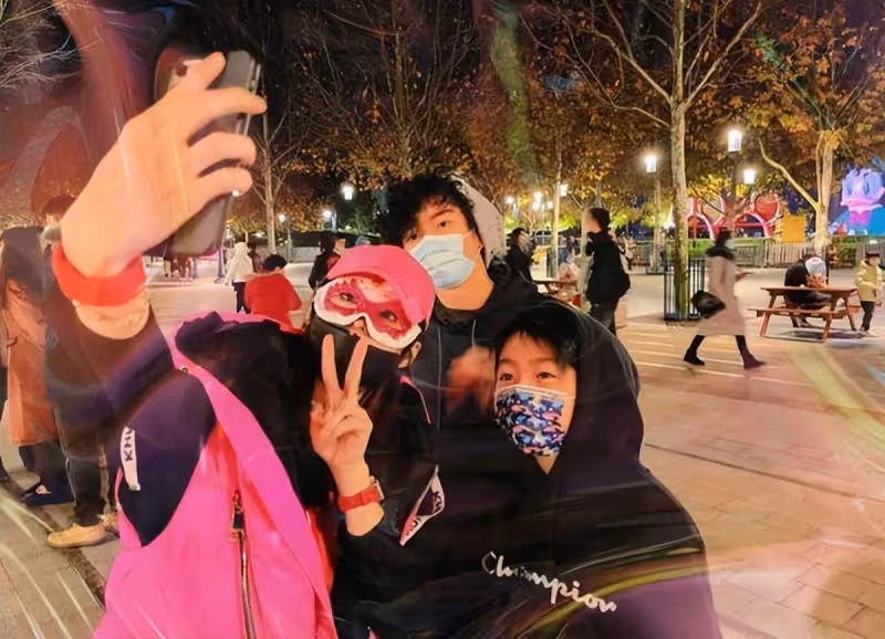 張柏芝開豪車送兒子上學！母子倆互動顯溫馨，12歲小Q難掩帥氣，越長越像謝霆鋒