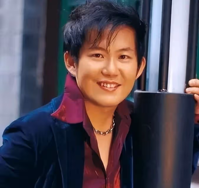 與齊秦比肩的情歌天王,被干媽騙光財產,卻遇上另一個女人逆風翻盤