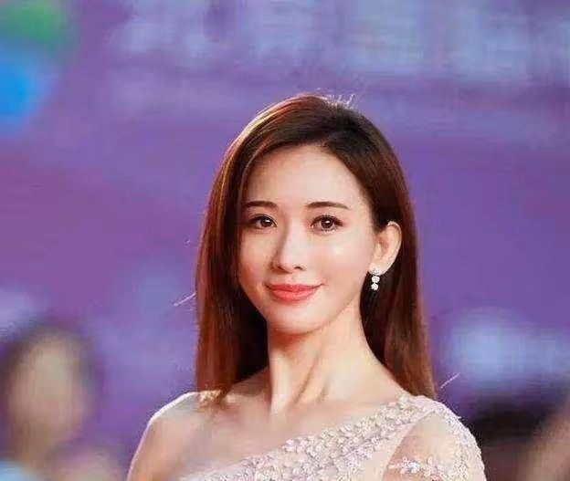 林志玲罕曬「起床素顏照」！模樣清純膚色白皙，蕾絲睡衣盡顯曼妙身材，網友：出乎想像