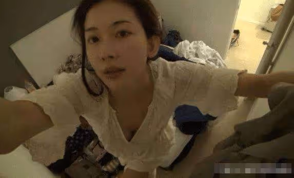 林志玲罕曬「起床素顏照」！模樣清純膚色白皙，蕾絲睡衣盡顯曼妙身材，網友：出乎想像