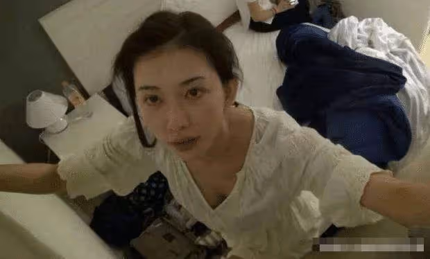 林志玲罕曬「起床素顏照」！模樣清純膚色白皙，蕾絲睡衣盡顯曼妙身材，網友：出乎想像