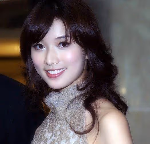 林志玲罕曬「起床素顏照」！模樣清純膚色白皙，蕾絲睡衣盡顯曼妙身材，網友：出乎想像