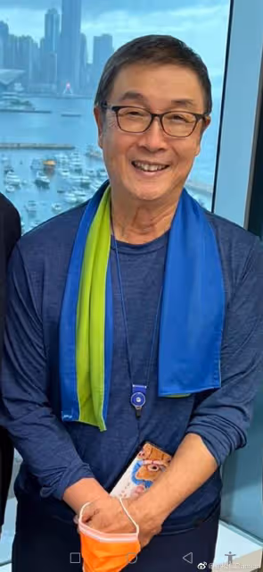72歲劉松仁罕見公開近照！面色紅潤氣質極佳，與羅蘭貼面合照很開心