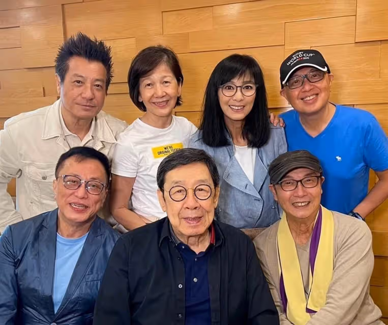 72歲劉松仁罕見公開近照！面色紅潤氣質極佳，與羅蘭貼面合照很開心