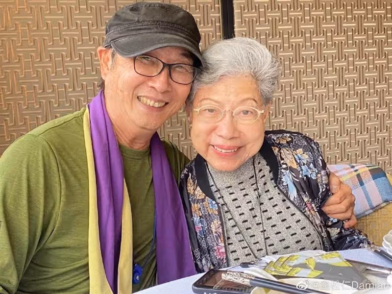 72歲劉松仁罕見公開近照！面色紅潤氣質極佳，與羅蘭貼面合照很開心