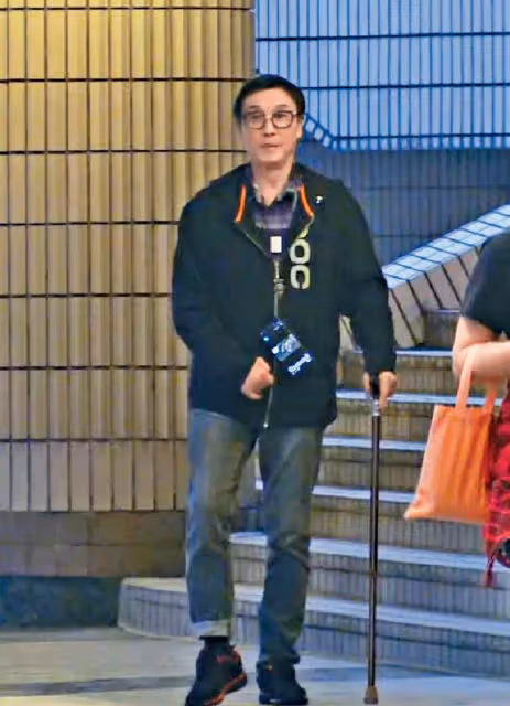 72歲劉松仁罕見公開近照!面色紅潤氣質極佳,與羅蘭貼面合照很開心