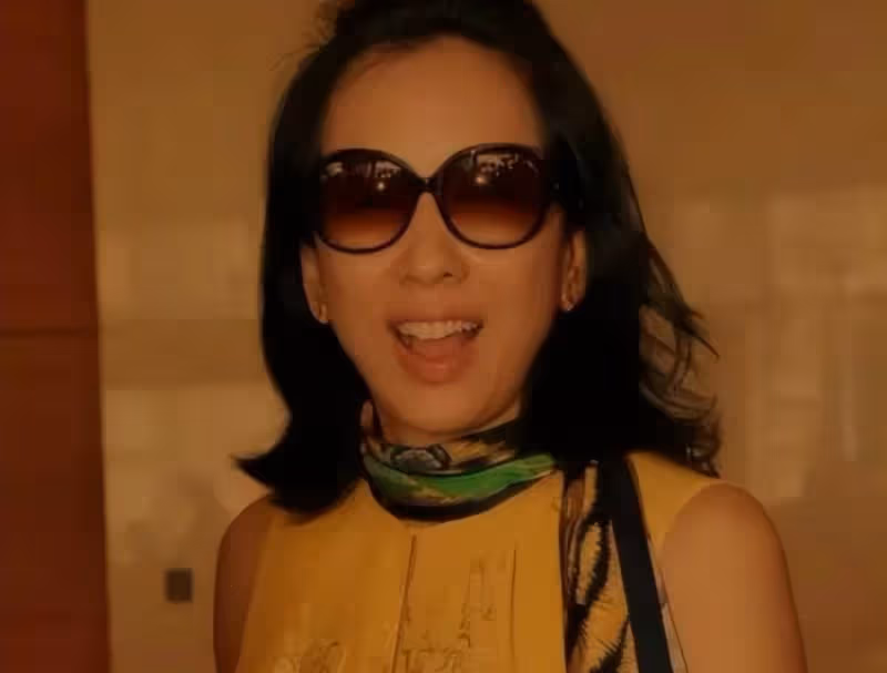 最美港姐朱玲玲:與霍震霆相伴27年生3子後凈身出戶,50歲再嫁豪門被寵上天!活得勇敢又灑脫