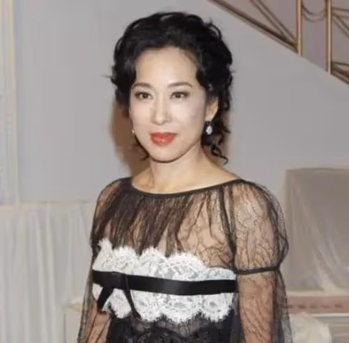最美港姐朱玲玲:與霍震霆相伴27年生3子後凈身出戶,50歲再嫁豪門被寵上天!活得勇敢又灑脫