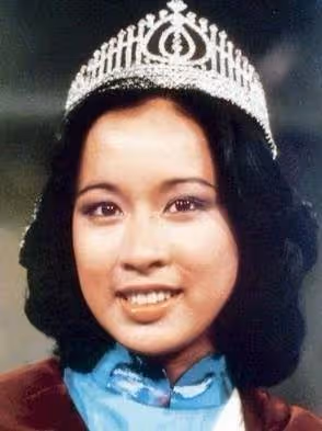 最美港姐朱玲玲:與霍震霆相伴27年生3子後凈身出戶,50歲再嫁豪門被寵上天!活得勇敢又灑脫