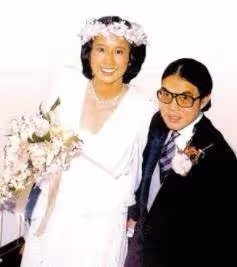 最美港姐朱玲玲:與霍震霆相伴27年生3子後凈身出戶,50歲再嫁豪門被寵上天!活得勇敢又灑脫