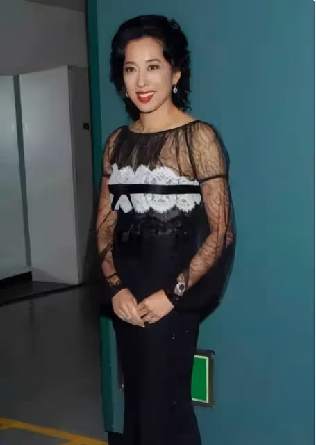 最美港姐朱玲玲:與霍震霆相伴27年生3子後凈身出戶,50歲再嫁豪門被寵上天!活得勇敢又灑脫