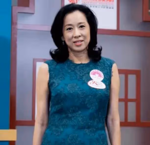 最美港姐朱玲玲:與霍震霆相伴27年生3子後凈身出戶,50歲再嫁豪門被寵上天!活得勇敢又灑脫