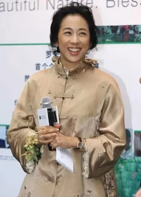 最美港姐朱玲玲:與霍震霆相伴27年生3子後凈身出戶,50歲再嫁豪門被寵上天!活得勇敢又灑脫