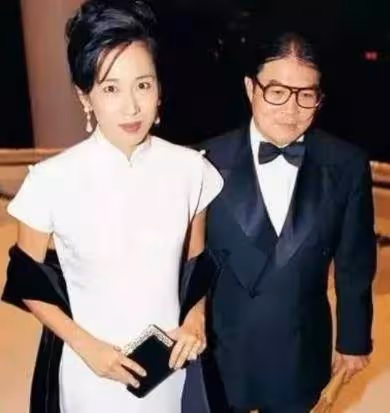 最美港姐朱玲玲:與霍震霆相伴27年生3子後凈身出戶,50歲再嫁豪門被寵上天!活得勇敢又灑脫