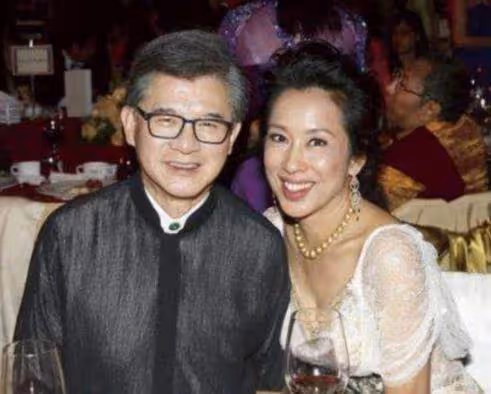 最美港姐朱玲玲:與霍震霆相伴27年生3子後凈身出戶,50歲再嫁豪門被寵上天!活得勇敢又灑脫