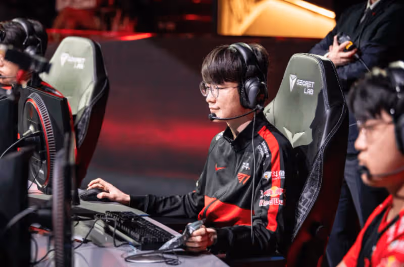 英雄聯盟:T1和GEN會師LCK總決賽,Faker和主教練談論隊伍情況