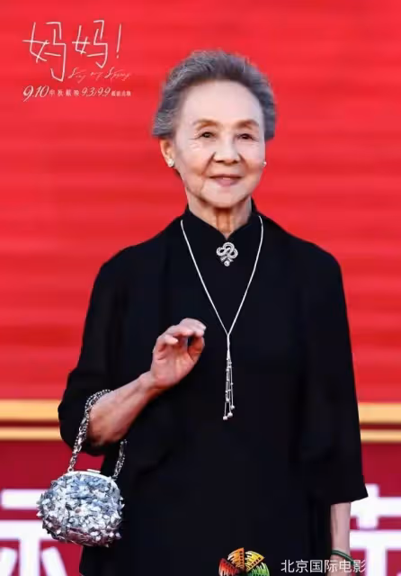 看看今年天壇獎最佳女主角84歲的吳彥舒是如何成功「逆襲」的