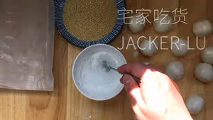 空心豆沙麻團，超簡單一次成功，香甜酥脆，好吃  到停不下來。