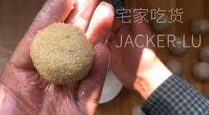 空心豆沙麻團，超簡單一次成功，香甜酥脆，好吃  到停不下來。
