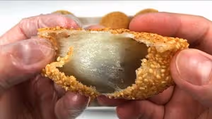 空心豆沙麻團，超簡單一次成功，香甜酥脆，好吃  到停不下來。