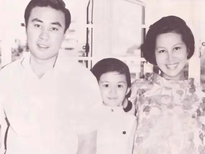 關之琳姐弟罕同框！小11歲弟弟像極了影帝老爸，曾破產用6年翻身