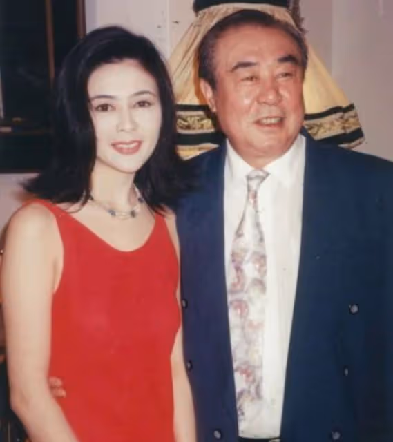 關之琳姐弟罕同框！小11歲弟弟像極了影帝老爸，曾破產用6年翻身
