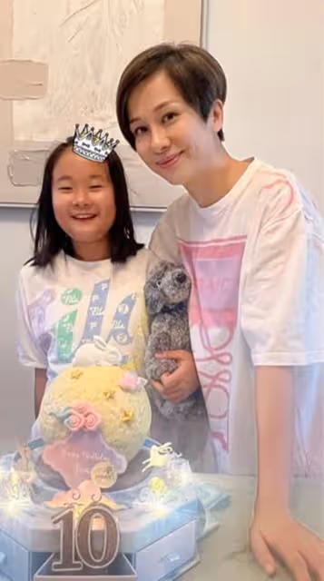 文頌嫻夫婦為愛女慶祝生日，富商老公帥氣十足，10歲女兒太像爸