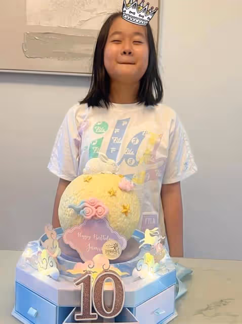 文頌嫻夫婦為愛女慶祝生日，富商老公帥氣十足，10歲女兒太像爸