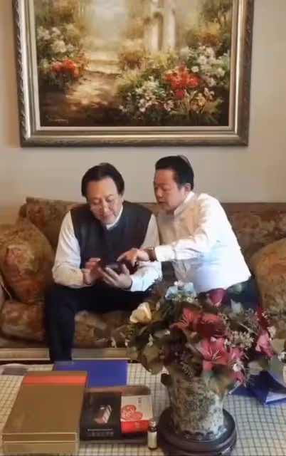 70歲唐國強在自家豪宅會友，戴老花鏡身材發福魁梧，桌上擺保健品
